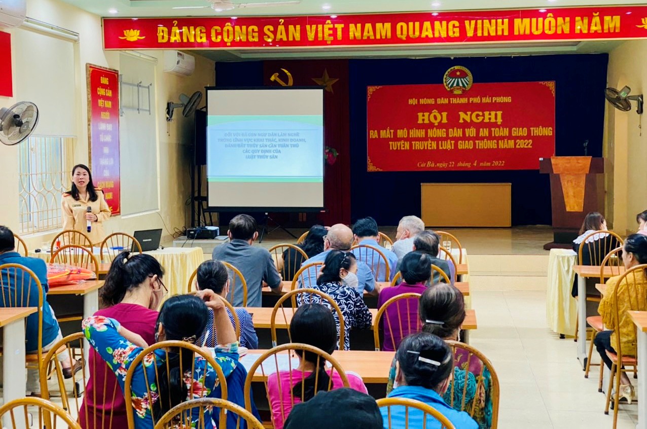 Phòng Cảnh sát Đường thủy:  Tuyên truyền Luật giao thông đường thủy nội địa, Luật Thủy sản và các kỹ năng phòng chống đuối nước tại Thị trấn Cát Bà